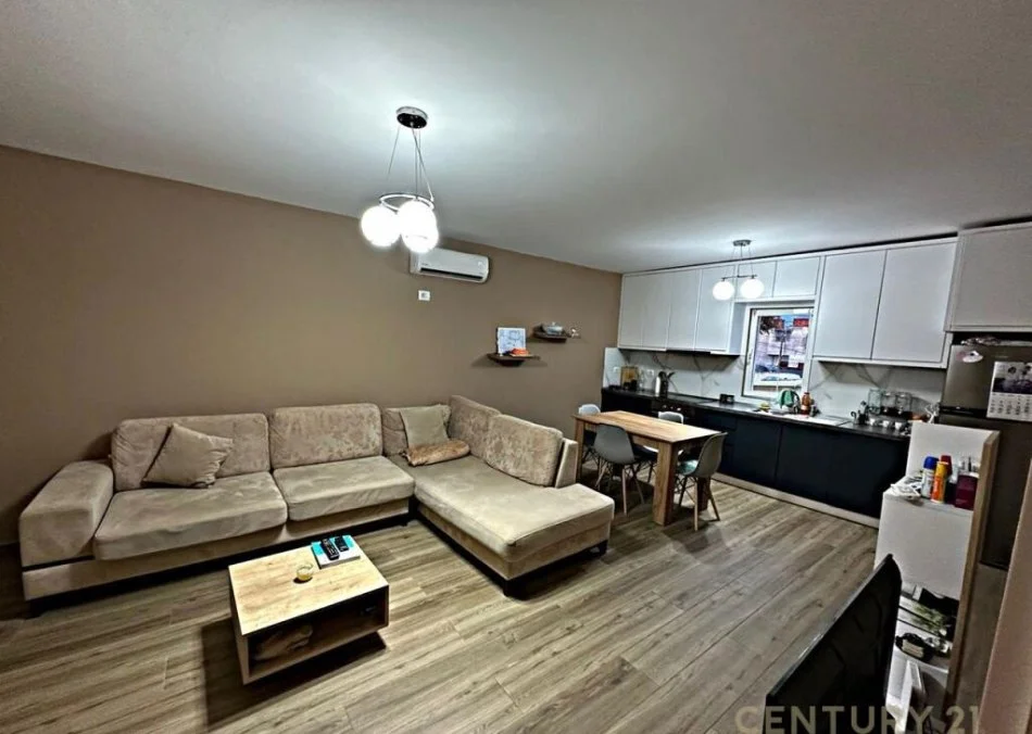 Tirane, jepet me qera apartament 3+1 Kati 2, 98 m² 600 € (DON BOSCO)