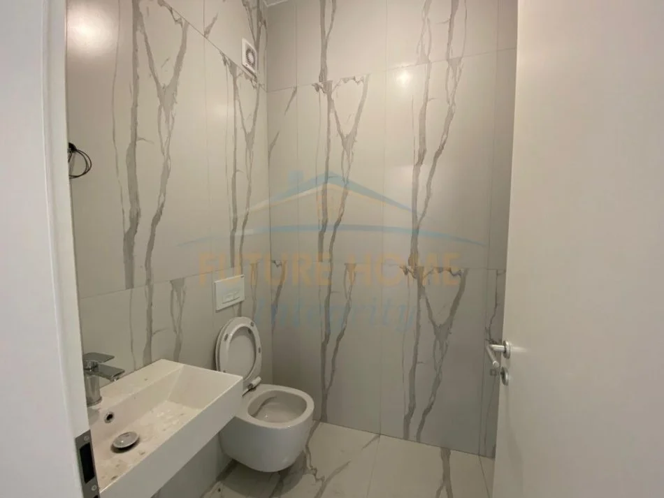 Tirane, shitet apartament 1+1+Ballkon Kati 7, 61 m² 83.000 € (Ali Demi)