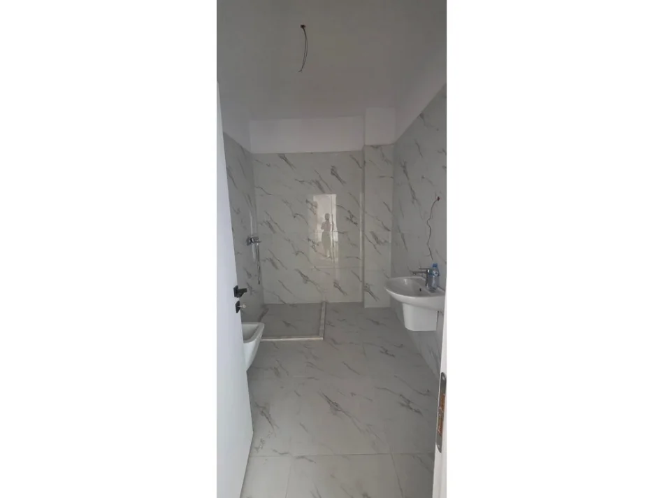 Tirane, shes apartament 1+1 Kati 3, 71 m² 99.932 € (Shirzana White Palace)
