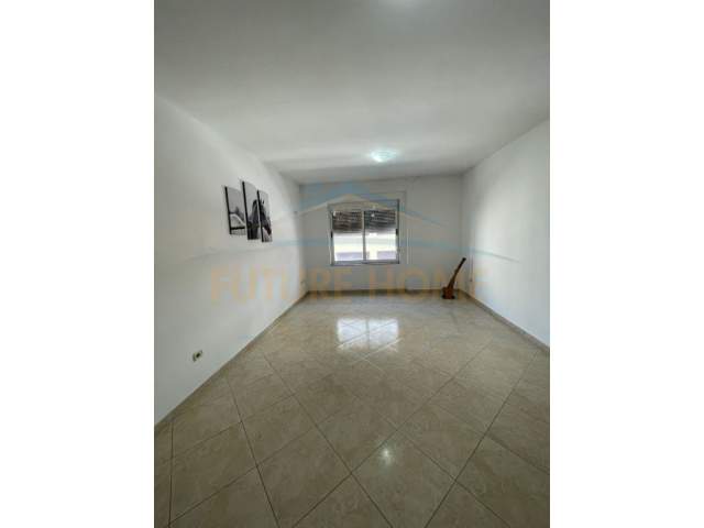 Tirane, jepet me qera apartament 3+1+BLK Kati 4, 140 m² 350 Euro