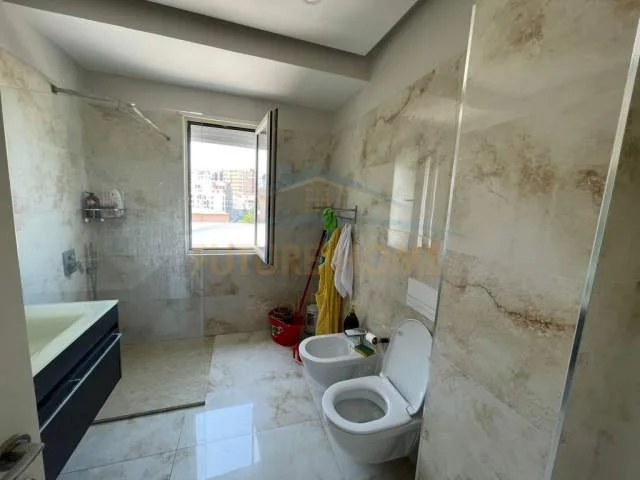 Tirane, shitet apartament Kati 7, 197 m² 260.000 Euro (Prane Xhamise)