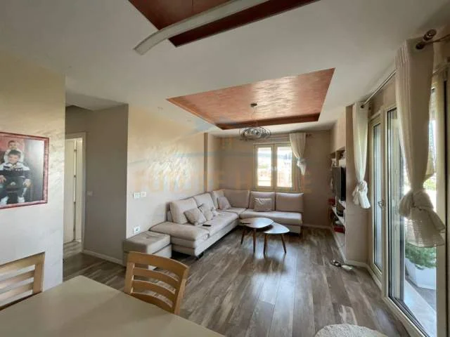 Tirane, shitet apartament Kati 7, 197 m² 260.000 Euro (Prane Xhamise)