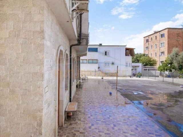 Tirane, jepet me qera ambjent biznesi Kati 1, 1.400 m² 4.000 Euro (Rruga Aleksandër Moisiu)