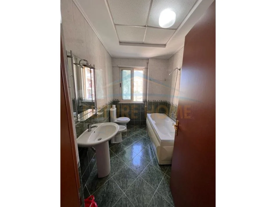 Tirane, jepet me qera apartament 1+1 Kati 1, 80 m² 500 € (Don Bosko)