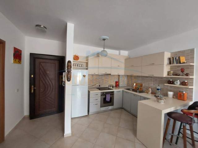 Durres, jepet me qera apartament 1+1 Kati 3, 70 m² 250 Euro (Shkembi Kavajes)