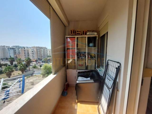 Durres, jepet me qera apartament 1+1 Kati 3, 70 m² 250 Euro (Shkembi Kavajes)