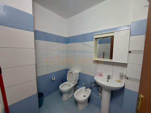 Durres, jepet me qera apartament 1+1 Kati 3, 70 m² 250 Euro (Shkembi Kavajes)