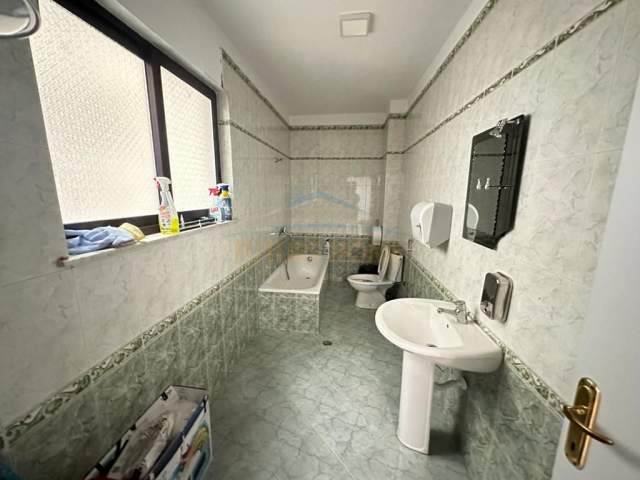 Tirane, jepet me qera apartament Kati 4, 135 m² 900 Euro (Blloku)