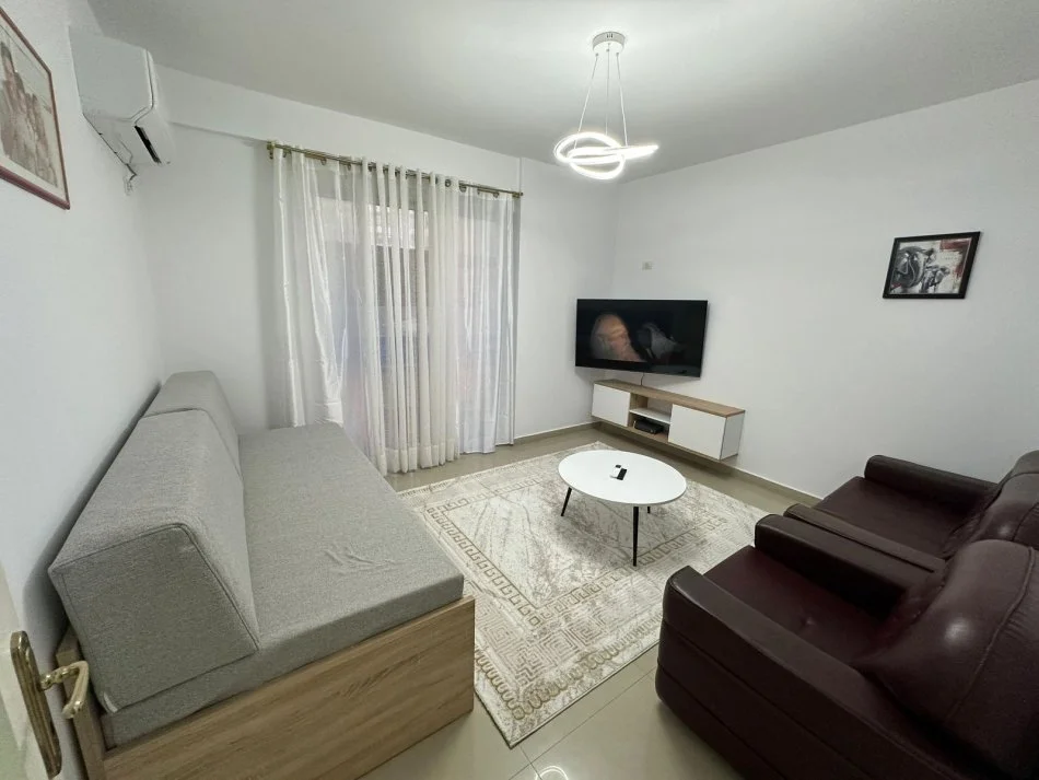 Tirane, jepet me qera apartament 2+1 Kati 3, 70 m² 450 € (astir)