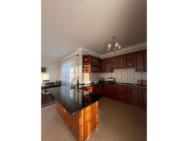 Tirane, jepet me qera apartament Kati 4, 200 m² 800 Euro (rruga pjeter budi)