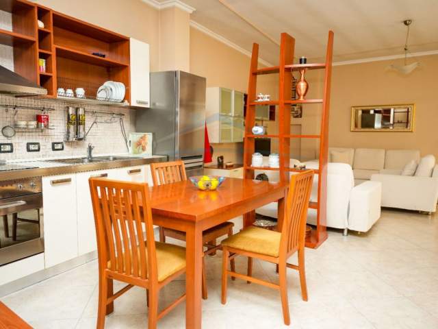 Tirane, jepet me qera apartament 3+1+BLK Kati 4, 150 m² 800 Euro (rruga e barrikadave)