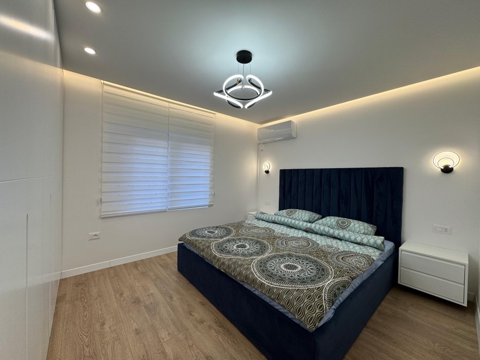 Tirane, jepet me qera apartament 1+1+Ballkon Kati 3, 65 m² 500 € (xhamllik)