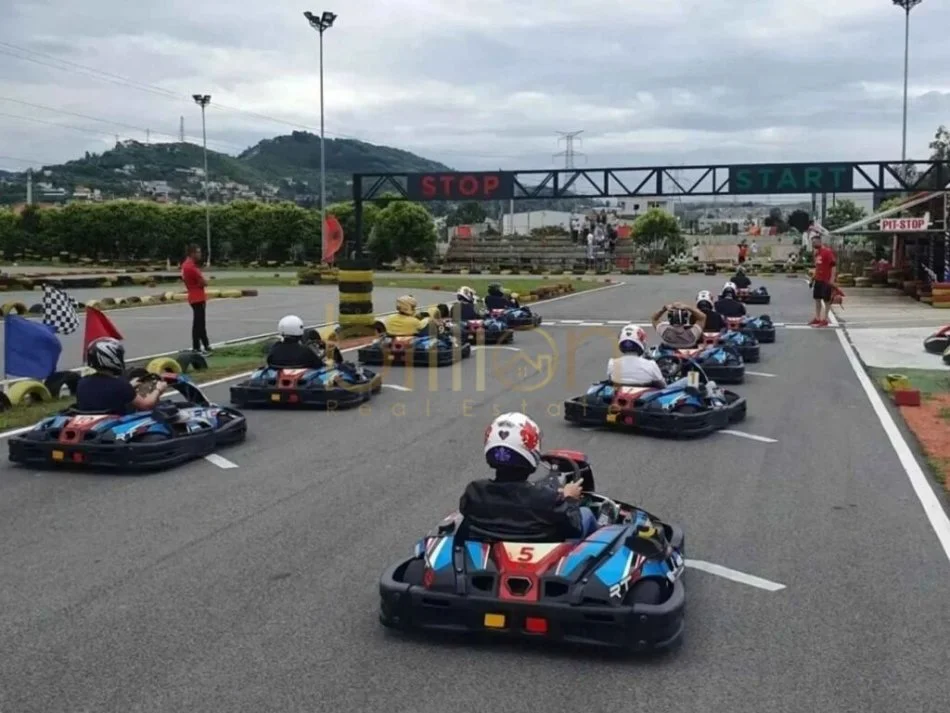 Tirane, shitet biznes, 13.000 m² 600.000 € (Kombinat, Tirana, Albania)