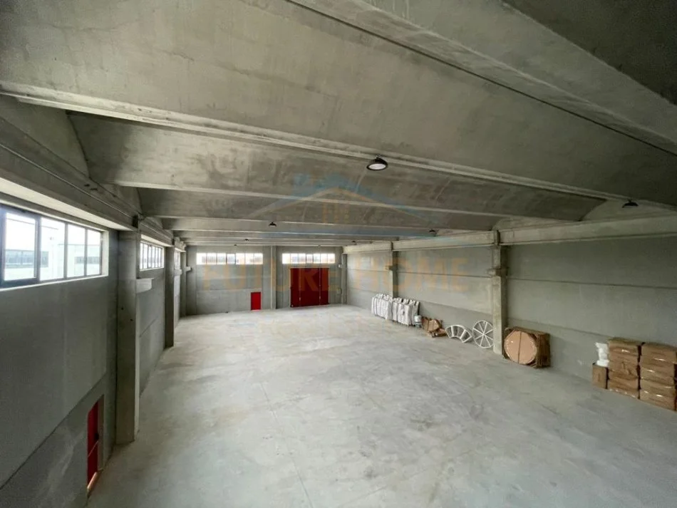 Tirane, jepet me qera magazine Kati 0, 1.100 m² 7.700 € (AUTOSTRADA TIRANE DURRES)