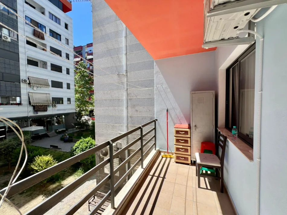 Tirane, jepet me qera apartament 2+1+Ballkon Kati 1, 96 m² 450 € (Rruga Besim Alla)