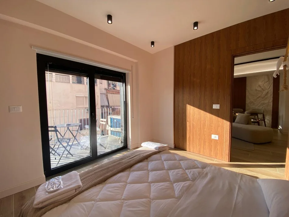 Tirane, jepet me qera apartament 2+1+Ballkon Kati 3, 1.500 € (Rruga e Kavajes, Kisha Katolike)