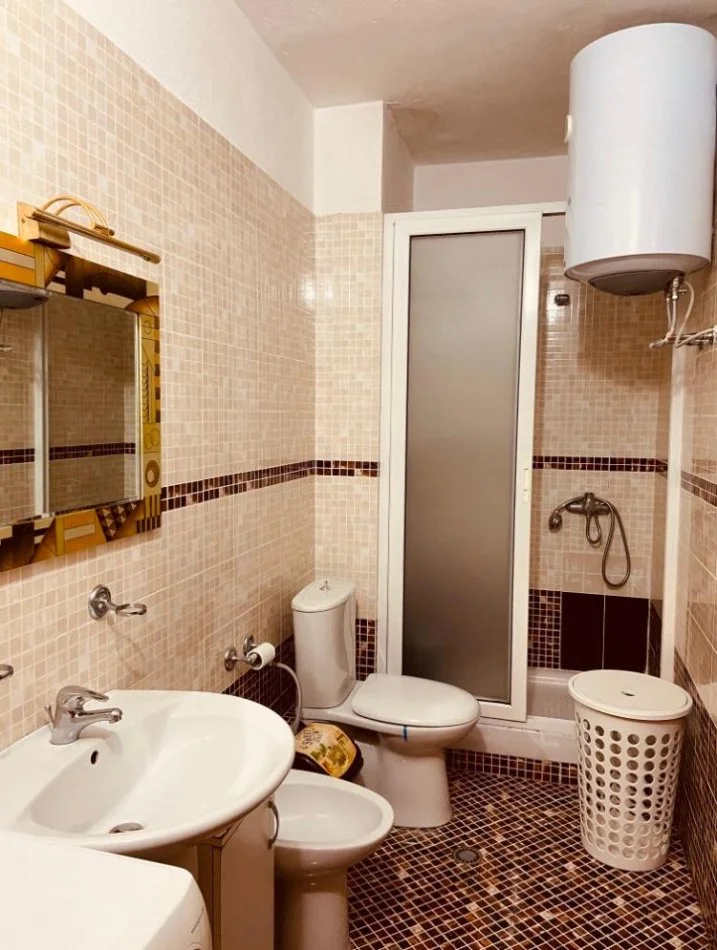 Tirane, jepet me qera apartament 1+1+Ballkon Kati 2, 70 m² 550 € (Rruga Vaso Pasha)