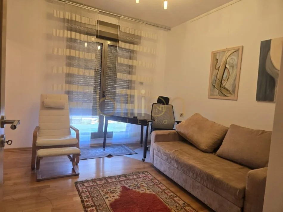 Tirane, jepet me qera zyre Kati 9, 140 m² 1.000 € (Qender, Tirana, Albania)