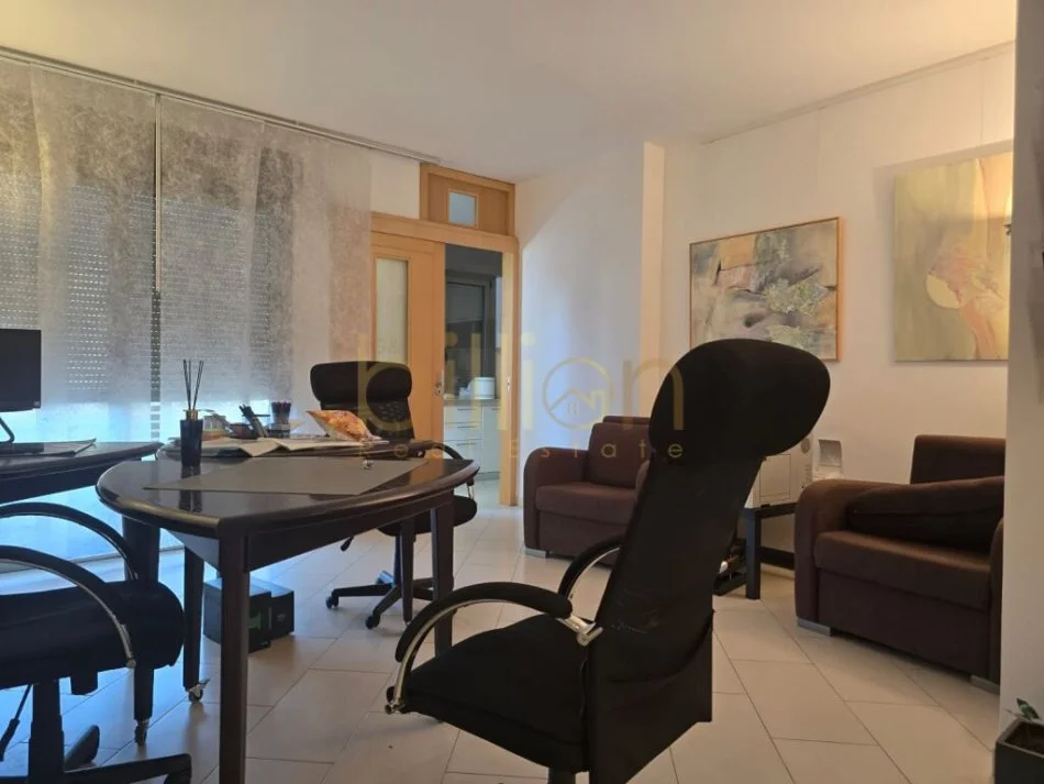 Tirane, jepet me qera zyre Kati 9, 140 m² 1.000 € (Qender, Tirana, Albania)