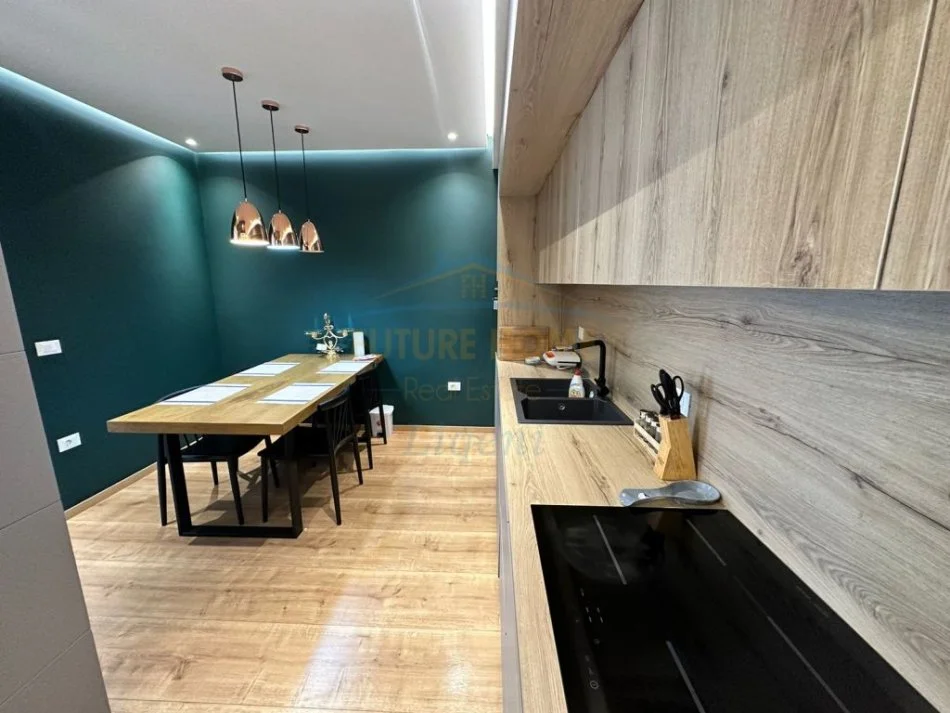 Tirane, jepet me qera apartament 3+1+Ballkon Kati 3, 109 m² 1.300 €