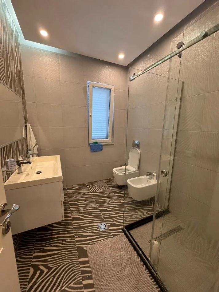 Durres, shitet shtepi 3+1 Kati 2, 312 m² 400.000 € (Rrashbull)