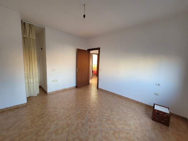 Tirane, jepet me qera apartament Kati 3, 92 m² 40.000 Leke (Rruga Naim Frasheri)