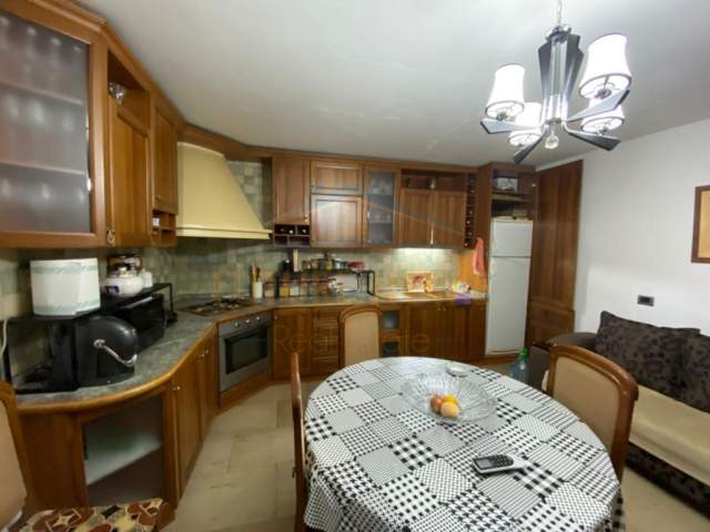 Tirane, jepet me qera apartament 3+1+BLK Kati 4, 150 m² 800 Euro (prane Mozaikut)