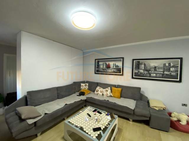 Tirane, jepet me qera apartament 3+1+BLK Kati 4, 150 m² 800 Euro (prane Mozaikut)
