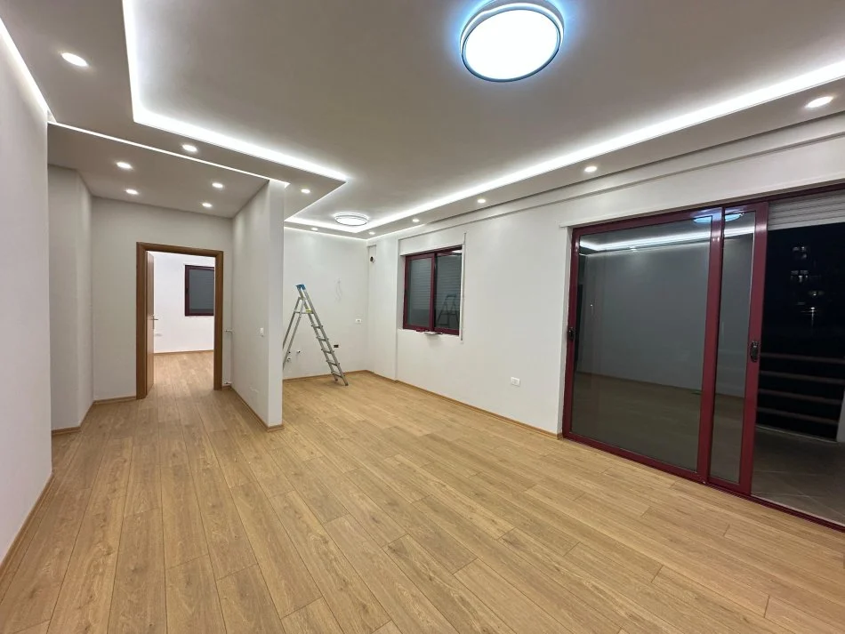 Tirane, shitet 2+1+Ballkon Kati 1, 115 m² 260.000 € (Rruga e Dibres)