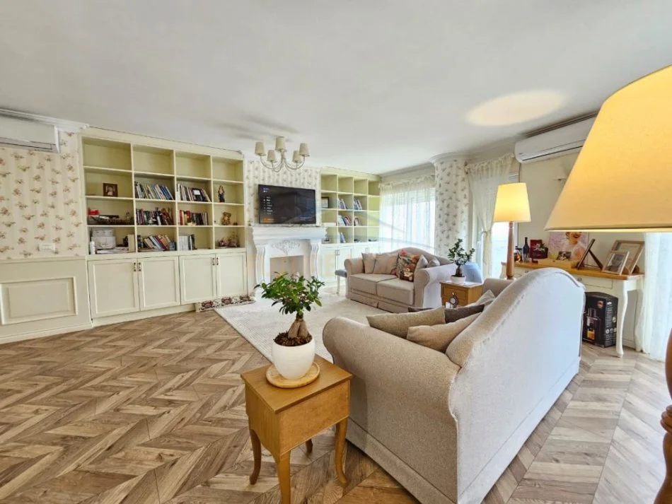 Tirane, jepet me qera apartament 2+1 Kati 3, 109 m² 850 € 