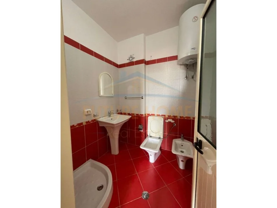 Durres, jepet me qera apartament 2+1+Aneks+Ballkon Kati 11, 175 m² 500 € (Muzeu i Deshmoreve, Durres)