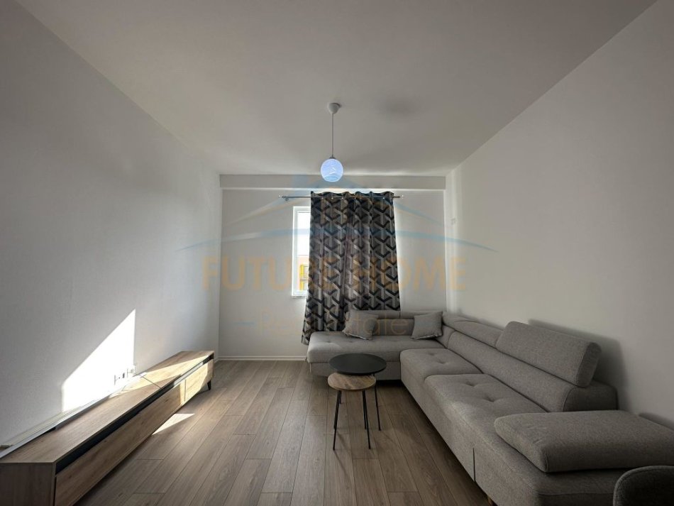 Tirane, jepet me qera apartament 2+1+Ballkon Kati 9, 107 m² 600 € (bulevardi migjeni yzberisht)