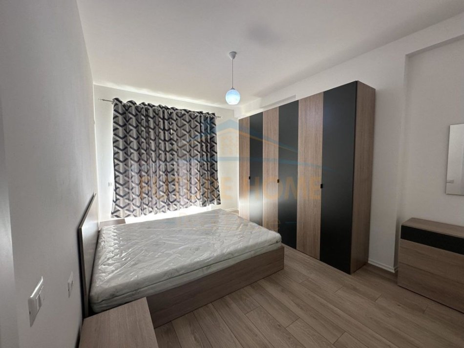 Tirane, jepet me qera apartament 2+1+Ballkon Kati 9, 107 m² 600 € (bulevardi migjeni yzberisht)