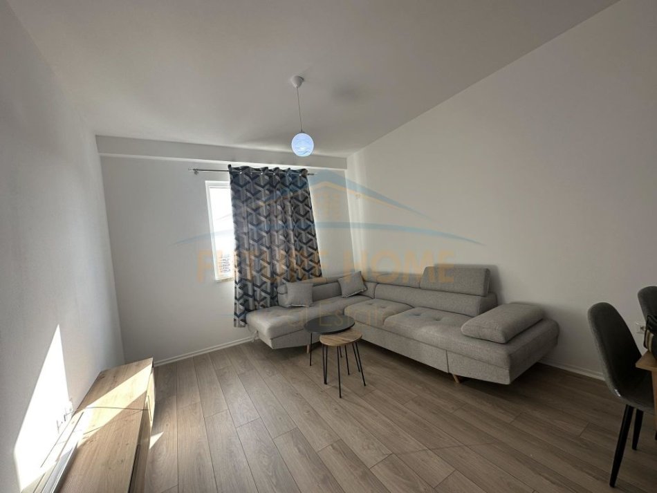 Tirane, jepet me qera apartament 2+1+Ballkon Kati 9, 107 m² 600 € (bulevardi migjeni yzberisht)
