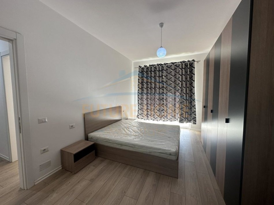 Tirane, jepet me qera apartament 2+1+Ballkon Kati 9, 107 m² 600 € (bulevardi migjeni yzberisht)
