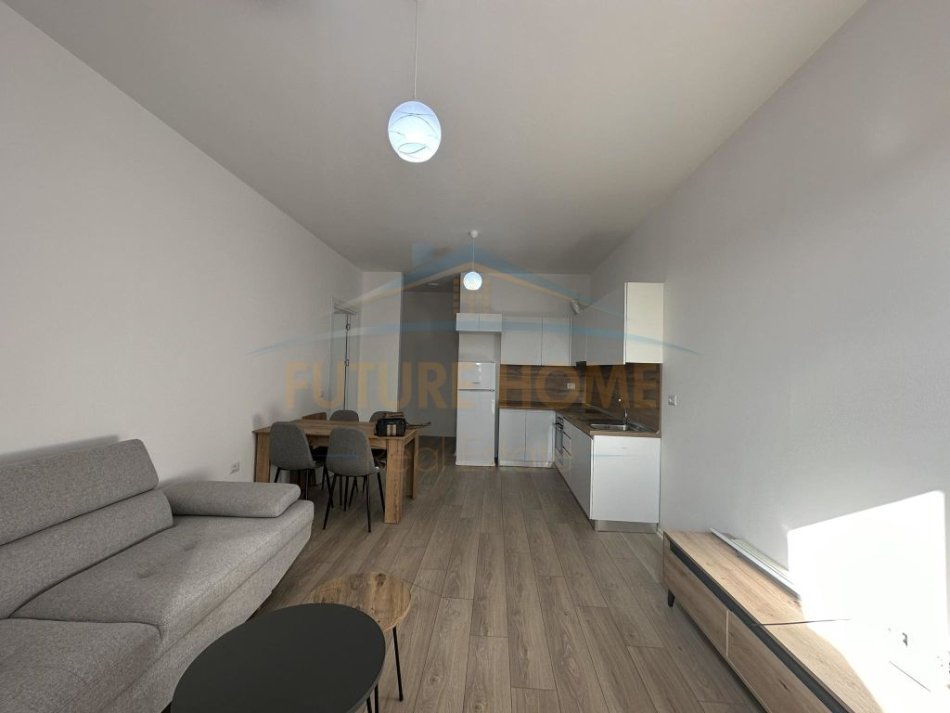 Tirane, jepet me qera apartament 2+1+Ballkon Kati 9, 107 m² 600 € (bulevardi migjeni yzberisht)