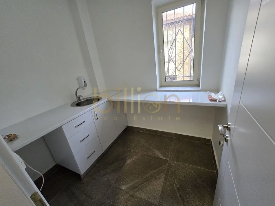 Tirane, jepet me qera zyre Kati 2, 150 m² 1.500 € (Rruga Komuna e Parisit, Tirana, Albania)