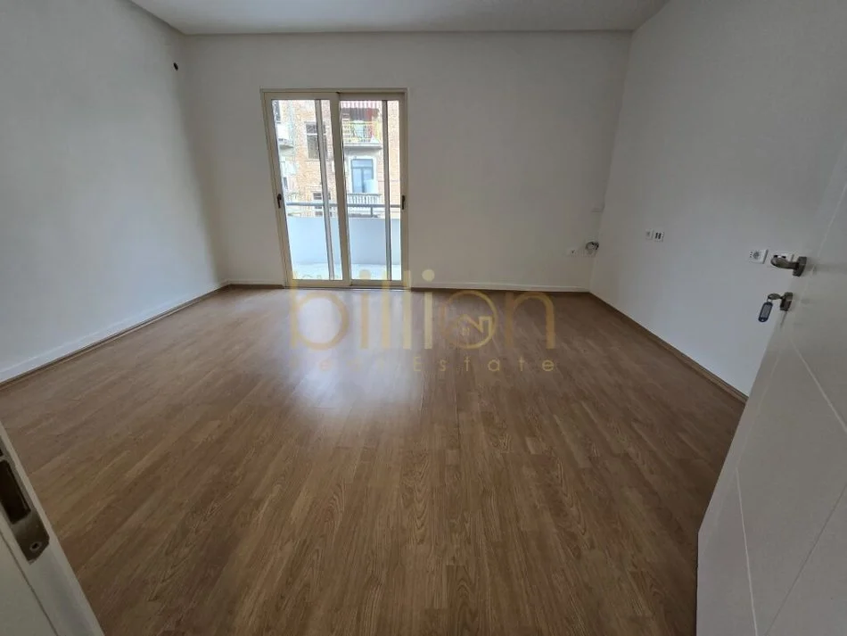 Tirane, jepet me qera zyre Kati 2, 150 m² 1.500 € (Rruga Komuna e Parisit, Tirana, Albania)
