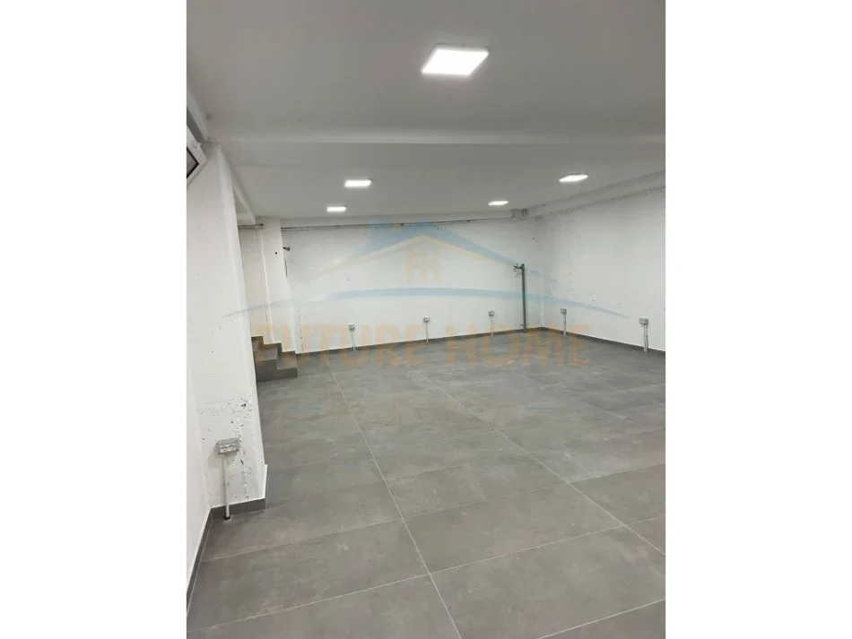Tirane, jepet me qera ambjent biznesi Kati 0, 250 m² 2.699 € (QENDER)
