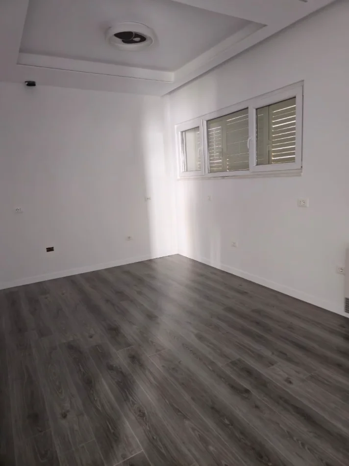 Tirane, jepet me qera Vile 3+1 Kati 2, 650 m² 2.500 € (TEG)