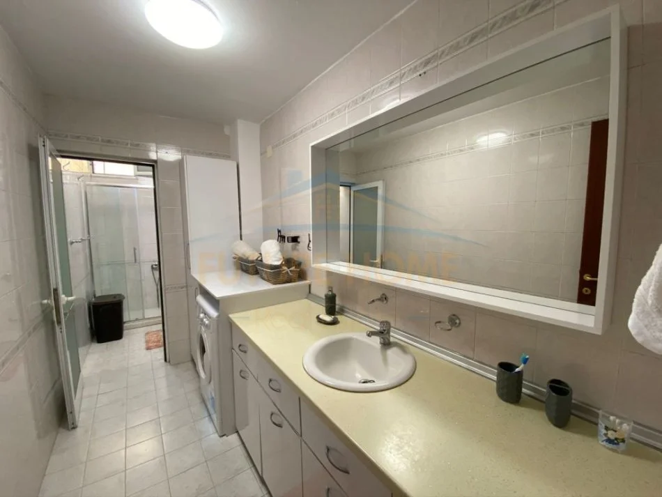 Tirane, jepet me qera apartament 2+1 Kati 4, 87 m² 650 € (Blloku)