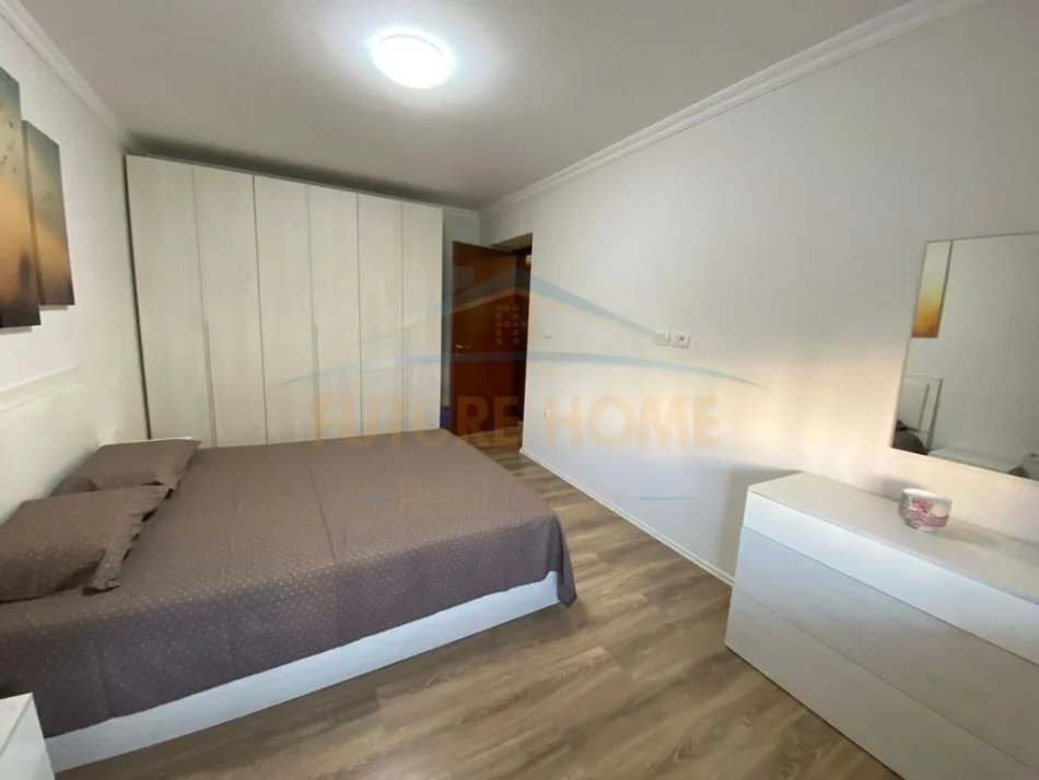 Tirane, jepet me qera apartament 2+1 Kati 4, 87 m² 650 € (Blloku)