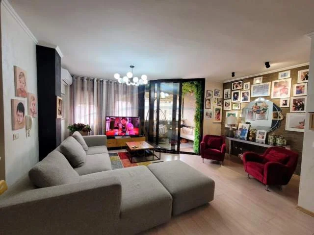 Tirane, jepet me qera apartament Kati 7, 100 m² 800 Euro (Blloku)