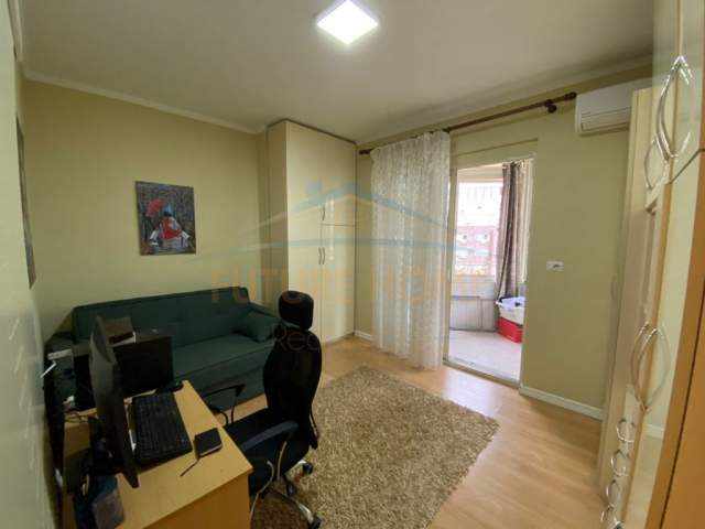 Shqiperi, jepet me qera apartament 2+1+BLK 103 m² 800 Euro (Pran Mozaikut)