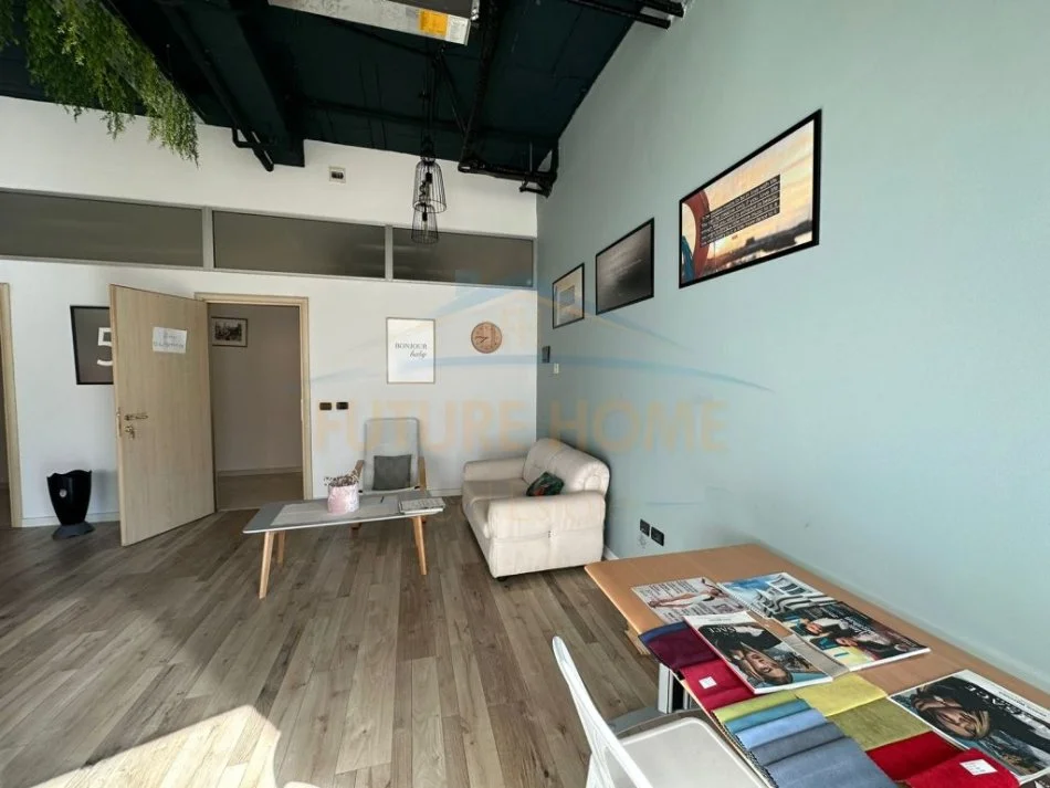 Tirane, jepet me qera zyre Kati 5, 56 m² 1.500 € (Rruga Sami Frasheri)