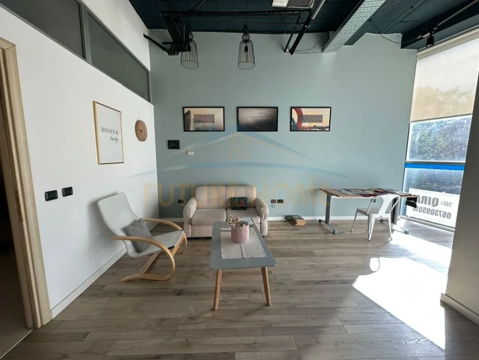 Tirane, jepet me qera zyre Kati 5, 56 m² 1.500 € (Rruga Sami Frasheri)