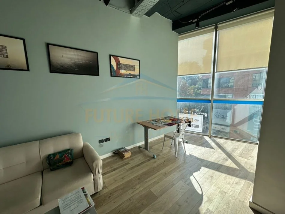 Tirane, jepet me qera zyre Kati 5, 56 m² 1.500 € (Rruga Sami Frasheri)