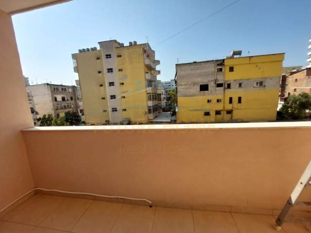 Durres, jepet me qera apartament 1+1 Kati 2, 110 m² 500 Euro (Tregu i Vogel, Durres)