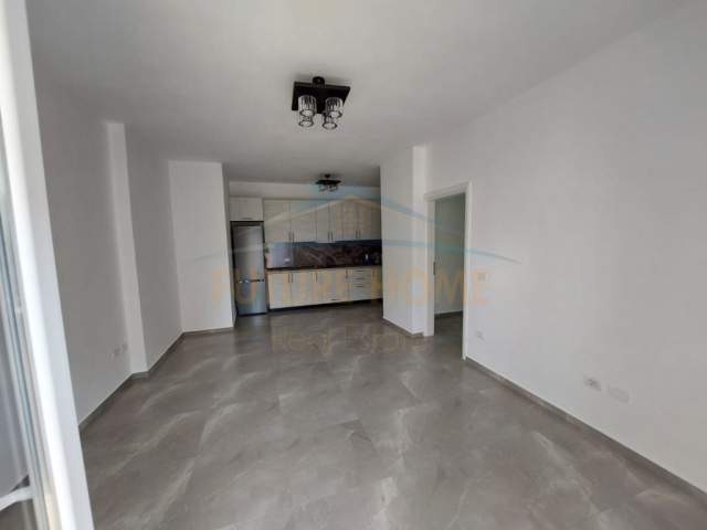 Durres, jepet me qera apartament 1+1 Kati 2, 110 m² 500 Euro (Tregu i Vogel, Durres)