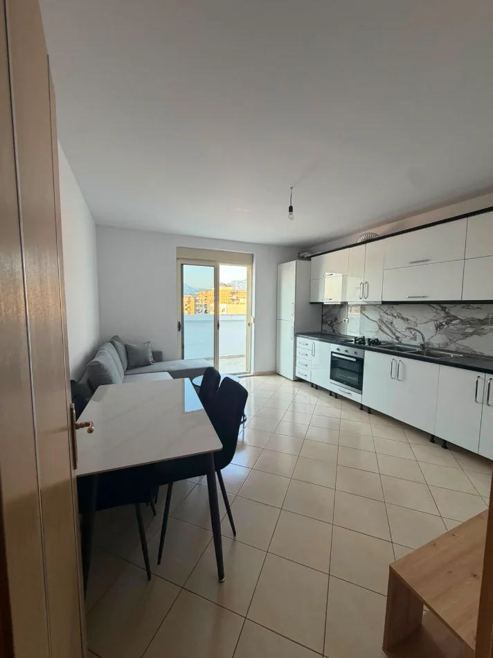 Tirane, shitet apartament 1+1 , 90 m² 123.500 € (Mbrapa Univers lounge)